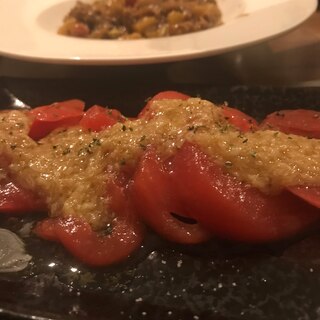 トマトとニンニクオイルのサラダ